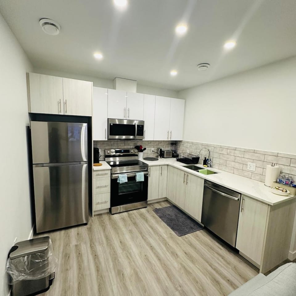 Modern Basement Suite near West Edmonton Mall Apartment in Edmonton