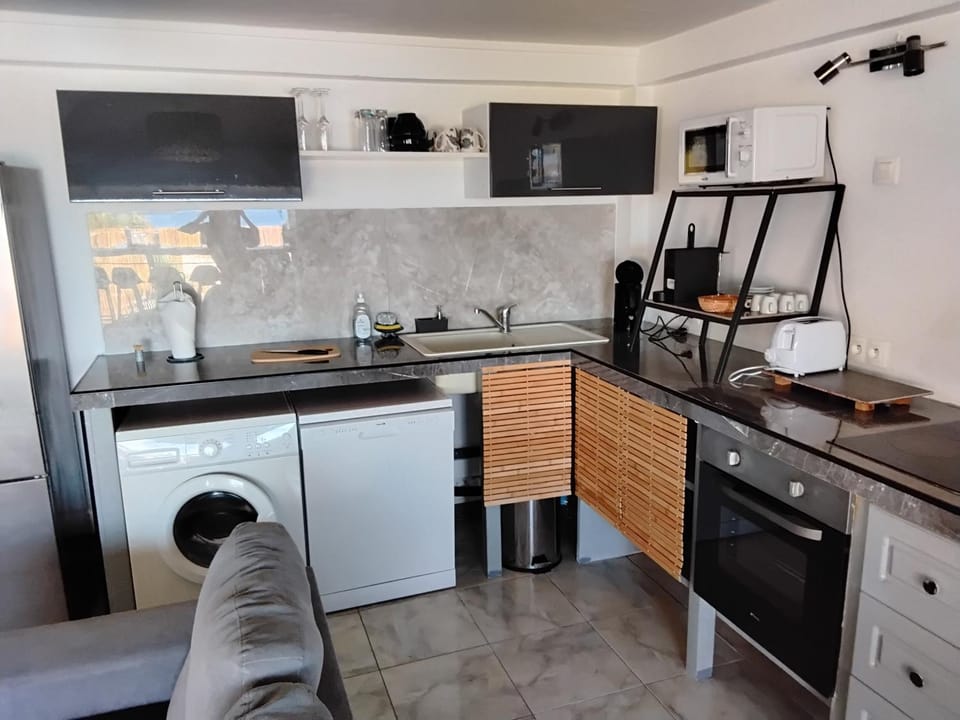 Kitchen or kitchenette, Dining area, dishwasher, oven, stove