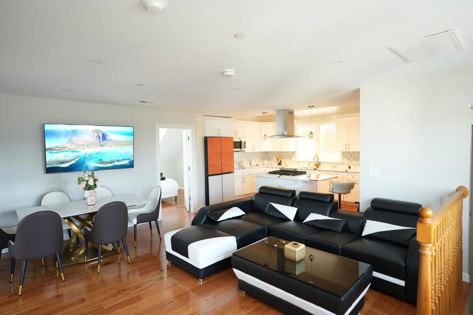 TV and multimedia, Kitchen or kitchenette, Living room, Seating area, Dining area, oven