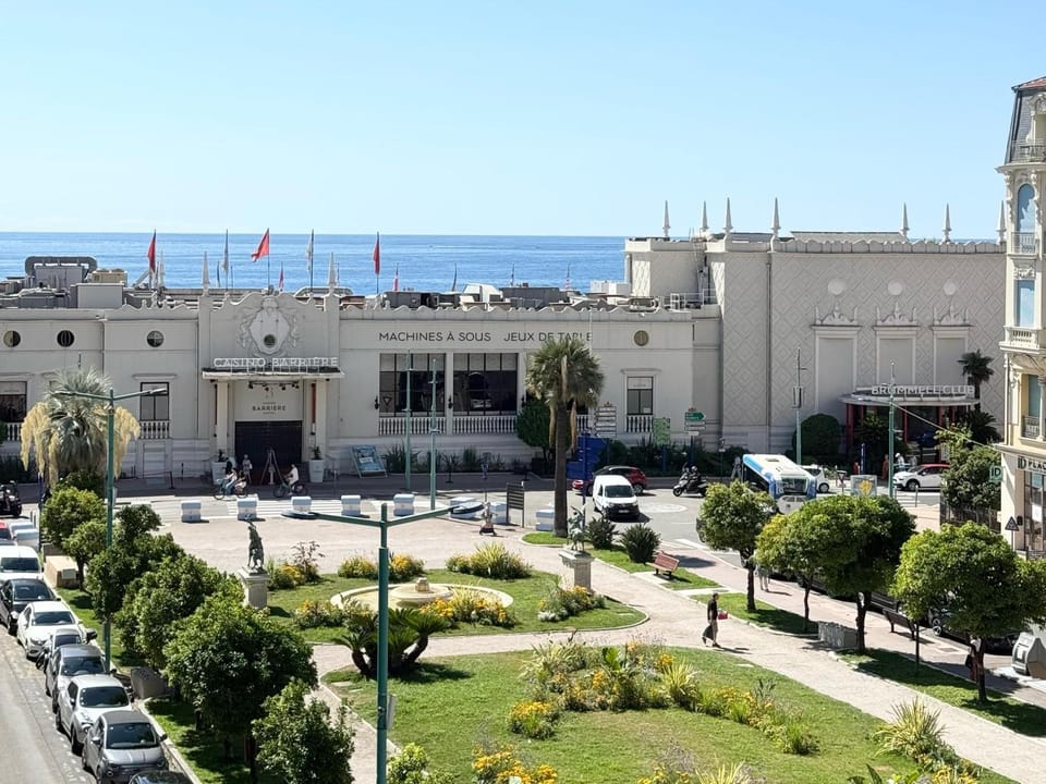 Beau 3 pieces, Vue Mer, 100m du Casino et des plages, double exposition avec terrasses Apartment in Menton