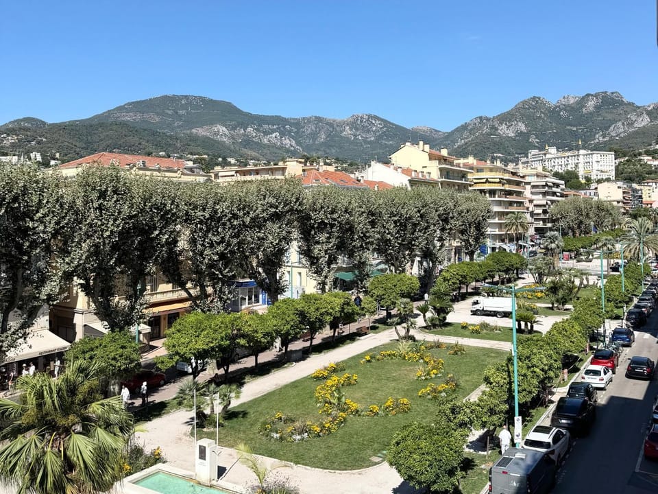 Beau 3 pieces, Vue Mer, 100m du Casino et des plages, double exposition avec terrasses Apartment in Menton