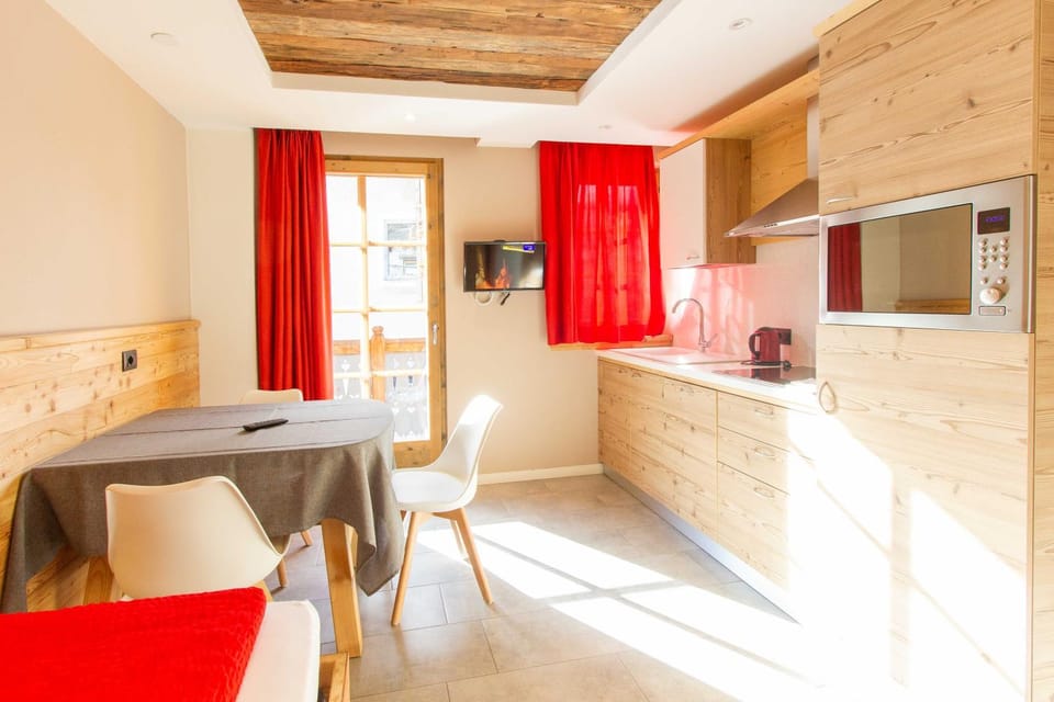 Kitchen or kitchenette, Dining area, minibar, oven, stove