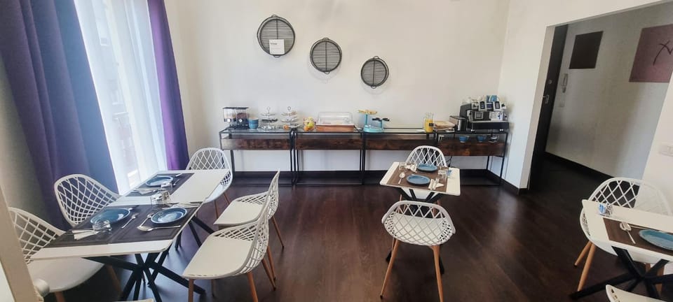 Kitchen or kitchenette, Living room, Seating area, Dining area, Breakfast