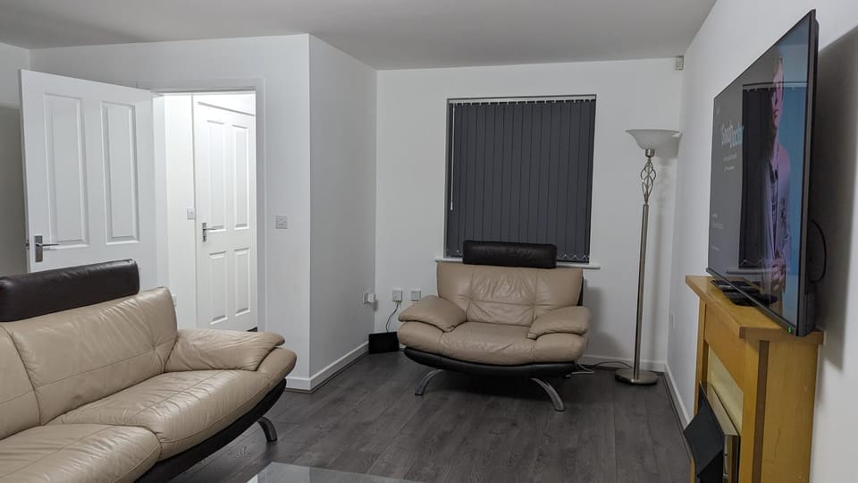 Modern Four Bedroom House near Attractions, Stadium, Town Centre, Parks and Lake - Sky n Netflix - Convenient Transport House in Burnley