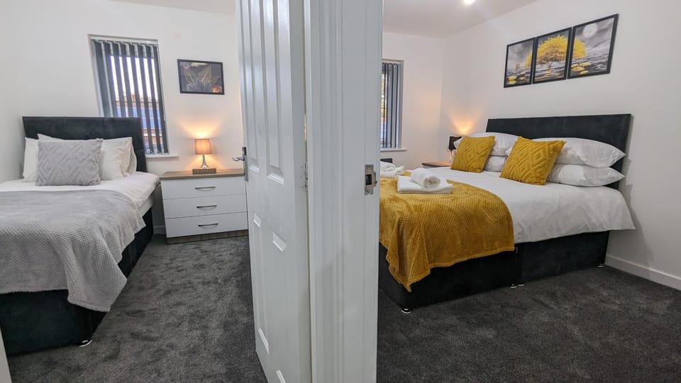 Modern Four Bedroom House near Attractions, Stadium, Town Centre, Parks and Lake - Sky n Netflix - Convenient Transport House in Burnley