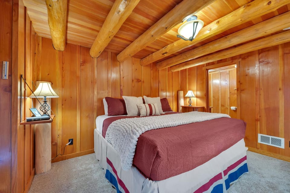 Burghuttlein Getaway - Cozy Family Govy Getaway House in Clackamas County