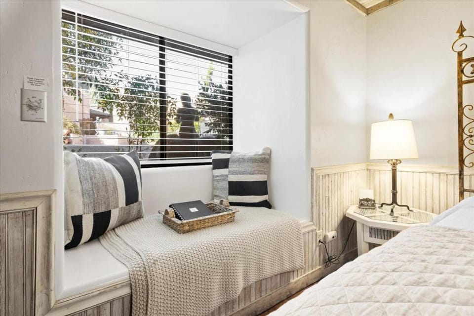 Adobe Village Studio Suite- Tumbleweed Apartment in Village of Oak Creek