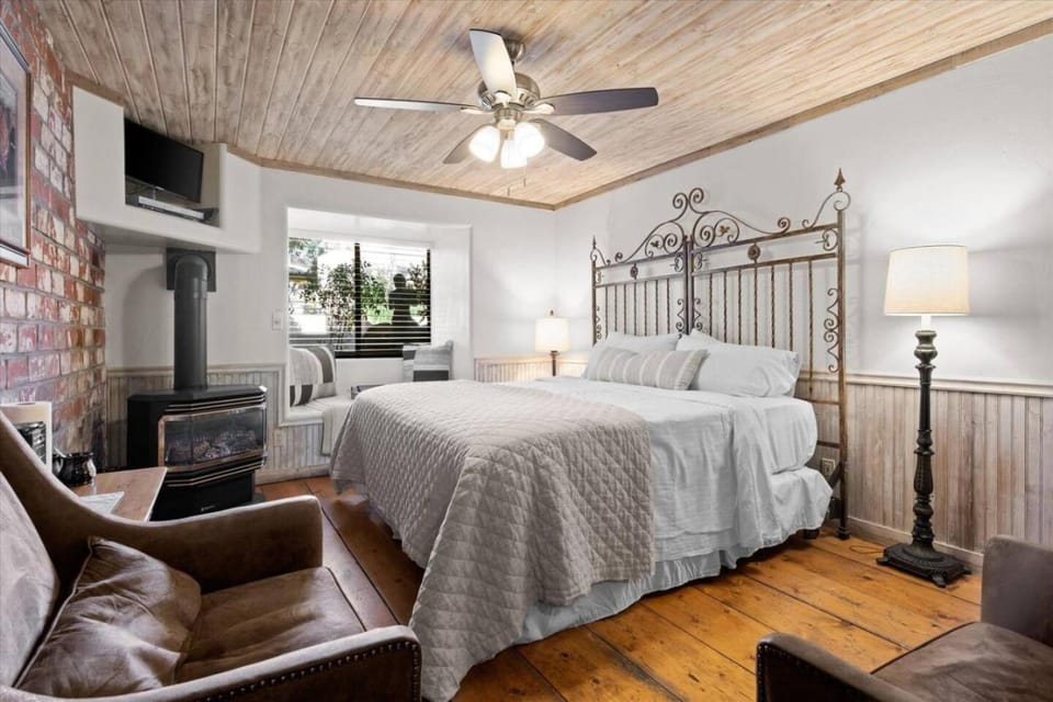 Adobe Village Studio Suite- Tumbleweed Apartment in Village of Oak Creek