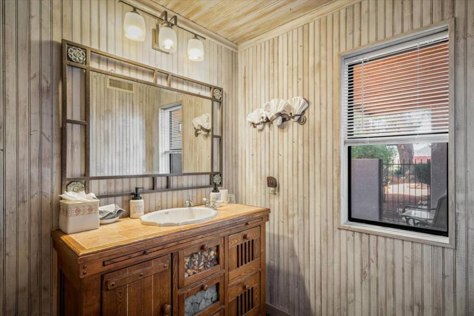 Adobe Village Studio Suite- Tumbleweed Apartment in Village of Oak Creek