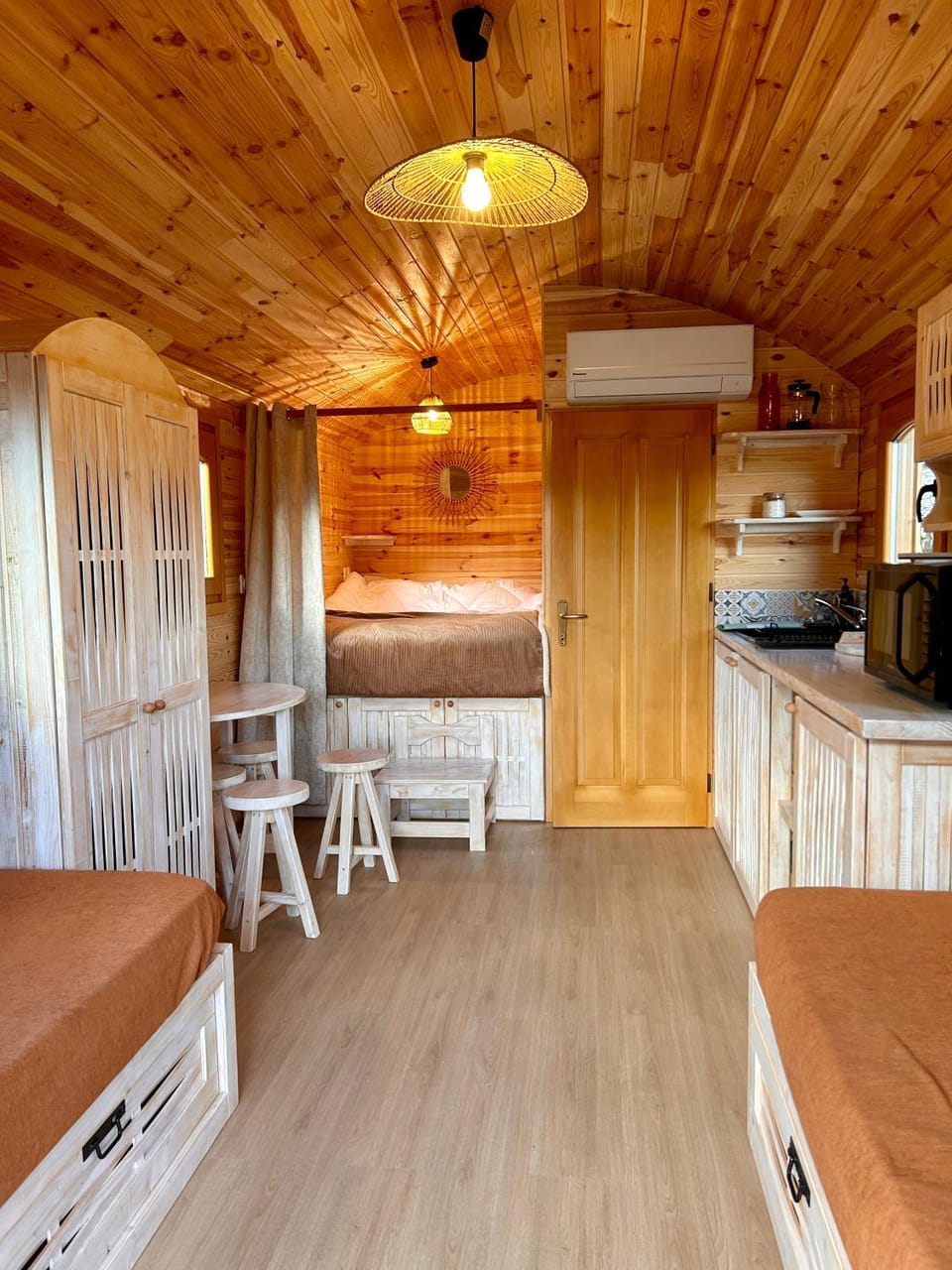 Bed, Photo of the whole room, Dining area, Bedroom