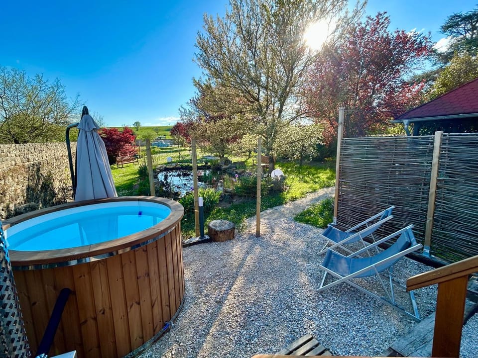 Domaine de la Mance - Roulotte tout confort avec petit-déjeuner inclus, bain nordique en supplément Campground/ 
RV Resort in Bourgogne-Franche-Comté