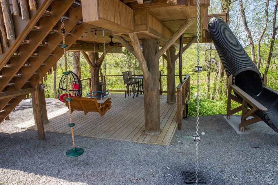 "Among the Wildflowers" Scenic Treehouse Getaway in Sevierville w 20ft Slide & 2 Private Decks Chalet in Sevierville