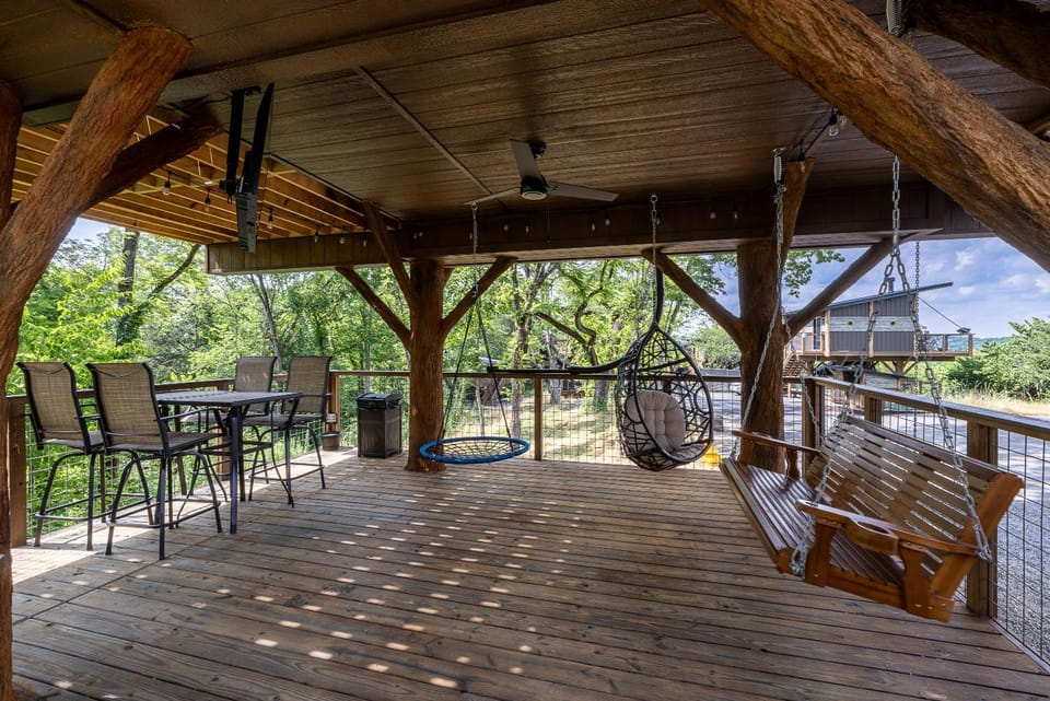 "Good Ole Rocky Top" Unique Tennessee Treehouse Near Pigeon Forge - Private 20ft Slide Chalet in Sevierville