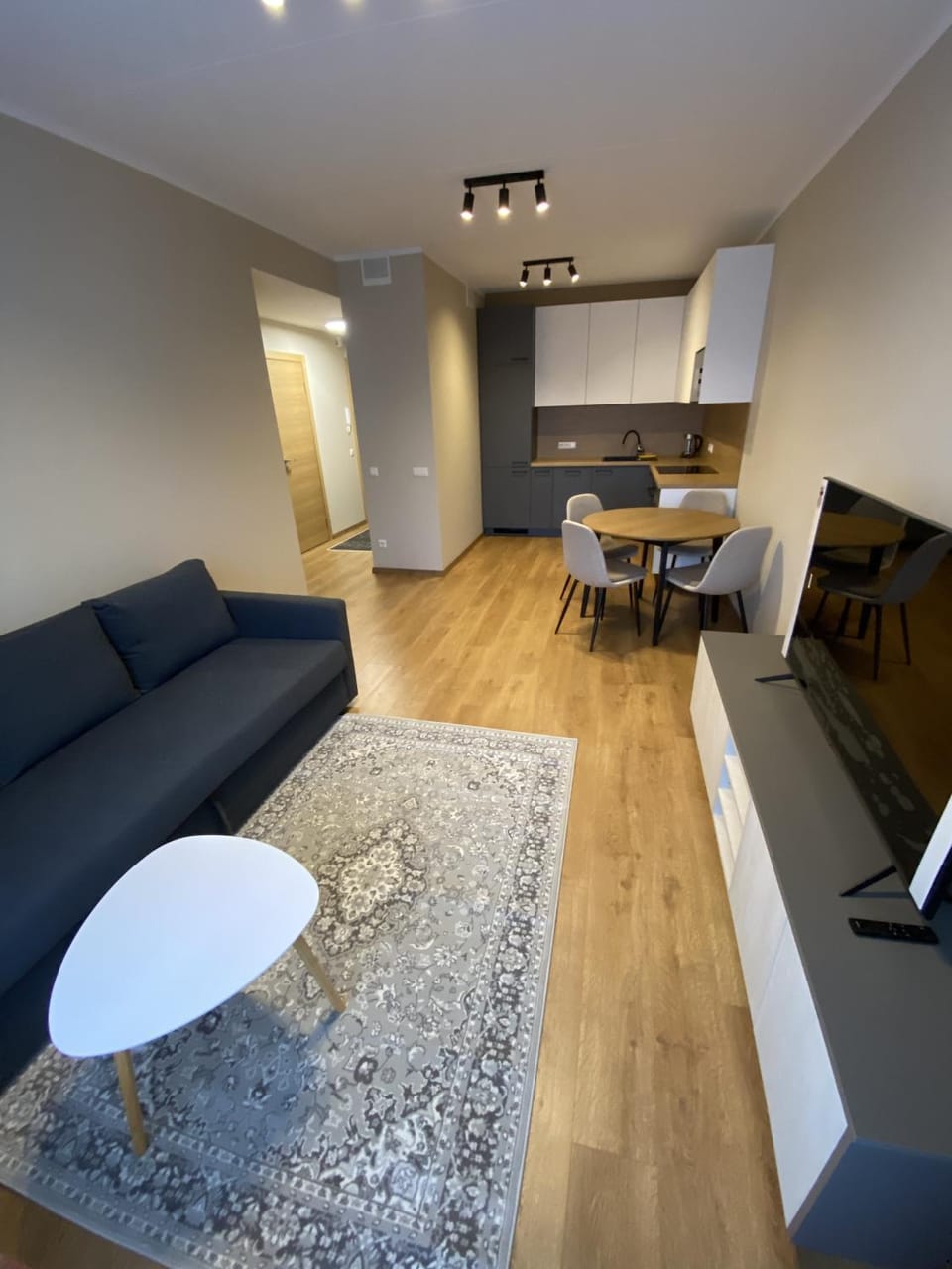 TV and multimedia, Living room, Seating area, Dining area