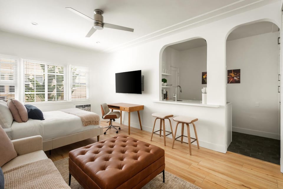 Bed, TV and multimedia, Photo of the whole room, Bedroom