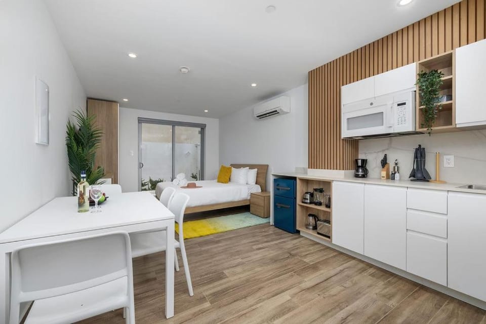 BRAND NEW Studio w/Pool, GYM, Rooftop @ Palm Beach Apartment in Noord