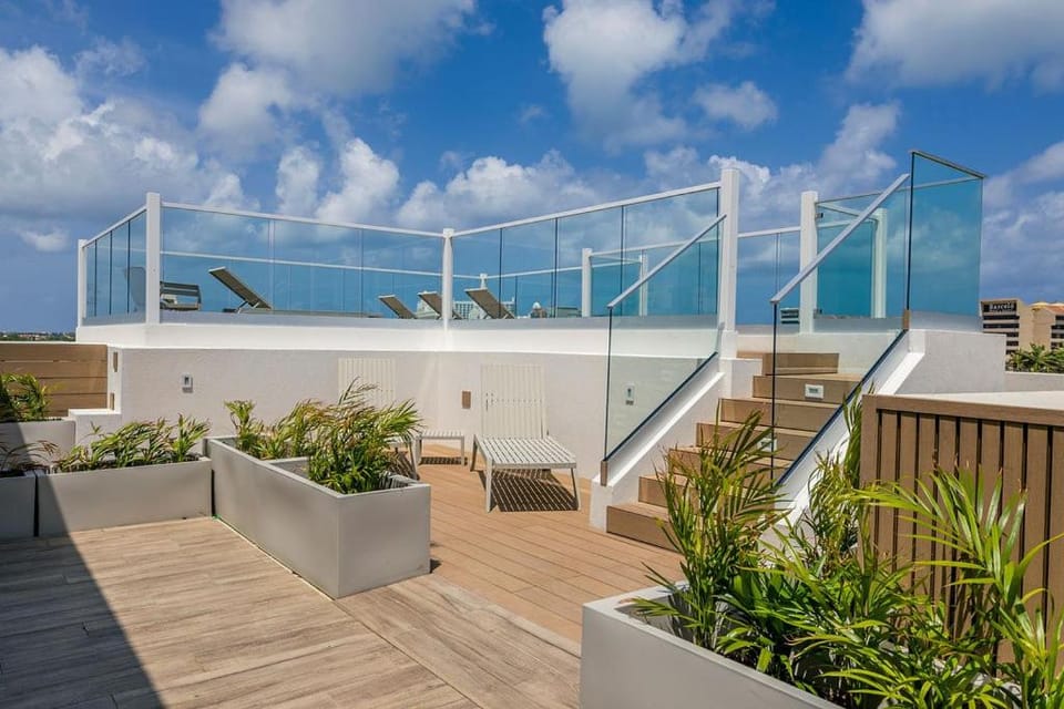 BRAND NEW Studio w/Pool, GYM, Rooftop @ Palm Beach Apartment in Noord