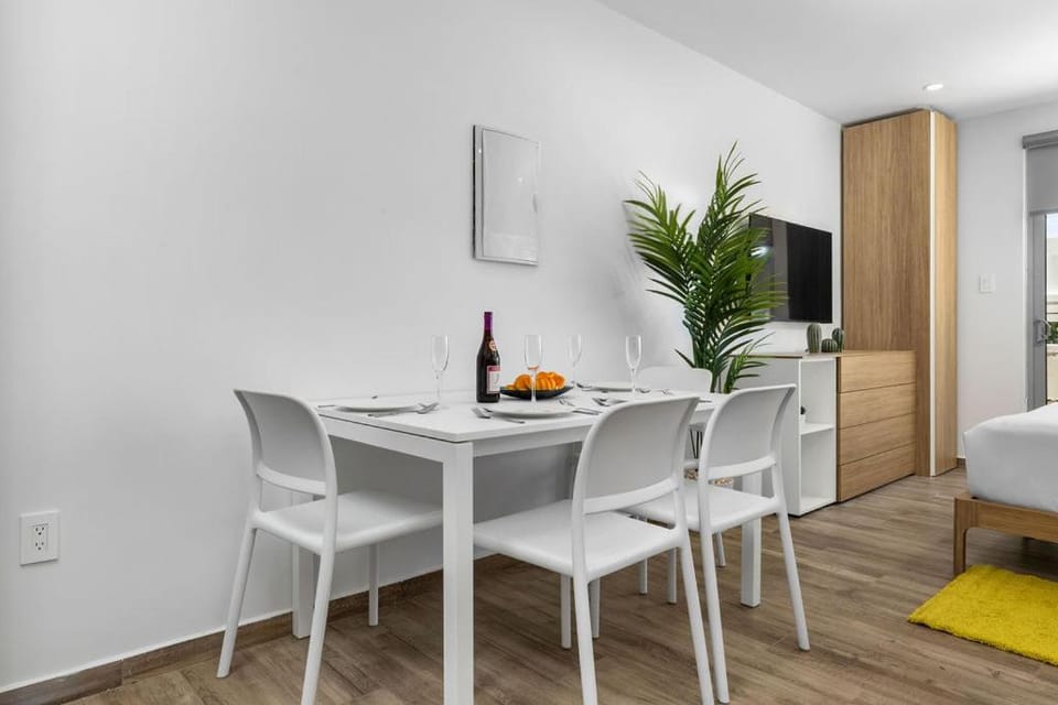 Modern Studio w/ Pool, Gym & Rooftop Palm Beach Apartment in Noord
