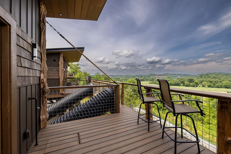 "Land of the Free, Home of the Brave" Double Luxury Treehouse for 12 Near Dollywood & Pigeon Forge Chalet in Sevierville