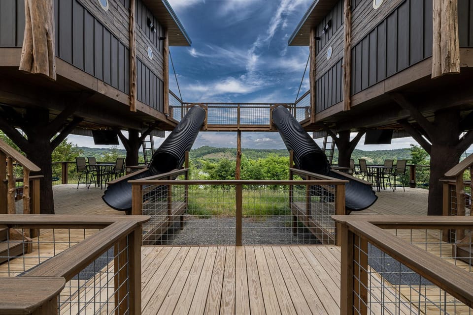 "Land of the Free, Home of the Brave" Double Luxury Treehouse for 12 Near Dollywood & Pigeon Forge Chalet in Sevierville