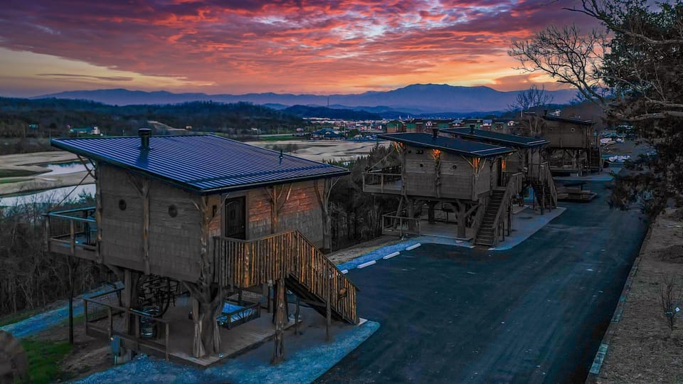 "Morning Wood" Luxury Treehouse Retreat Near Dollywood & Pigeon Forge Chalet in Sevierville