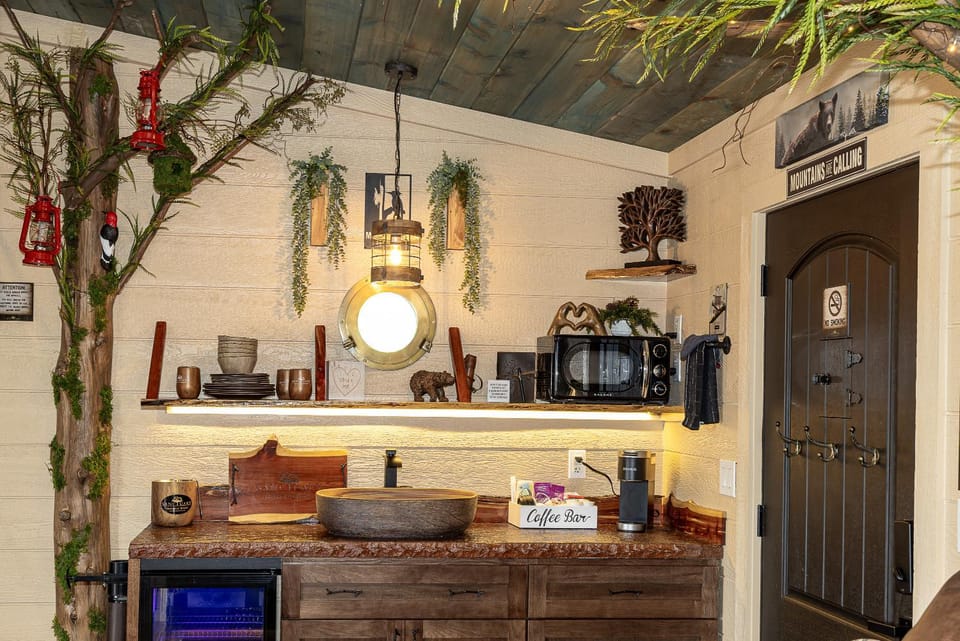 "Morning Wood" Luxury Treehouse Retreat Near Dollywood & Pigeon Forge Chalet in Sevierville