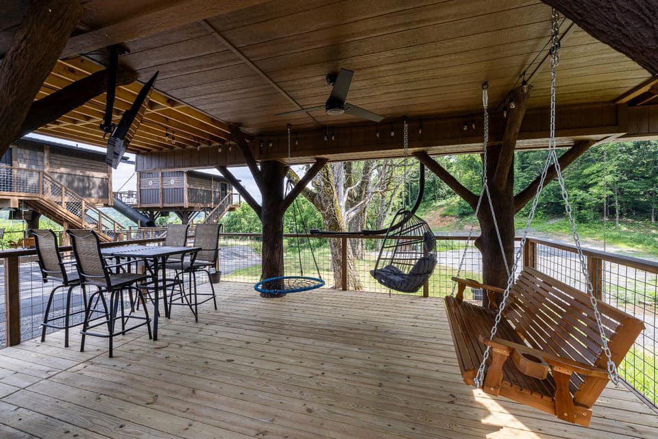 "Morning Wood" Luxury Treehouse Retreat Near Dollywood & Pigeon Forge Chalet in Sevierville