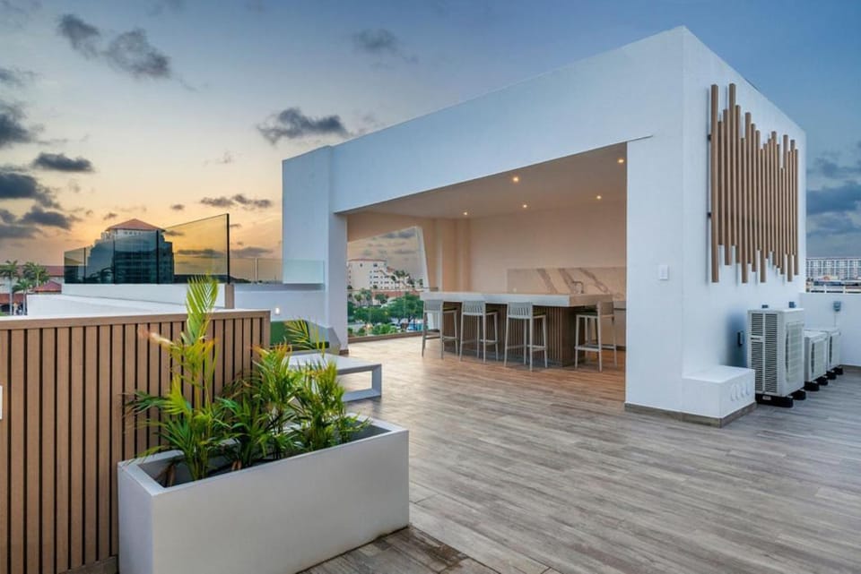 NEW Modern Studio w/ Pool & Gym I Walk 2 PalmBeach Apartment in Noord