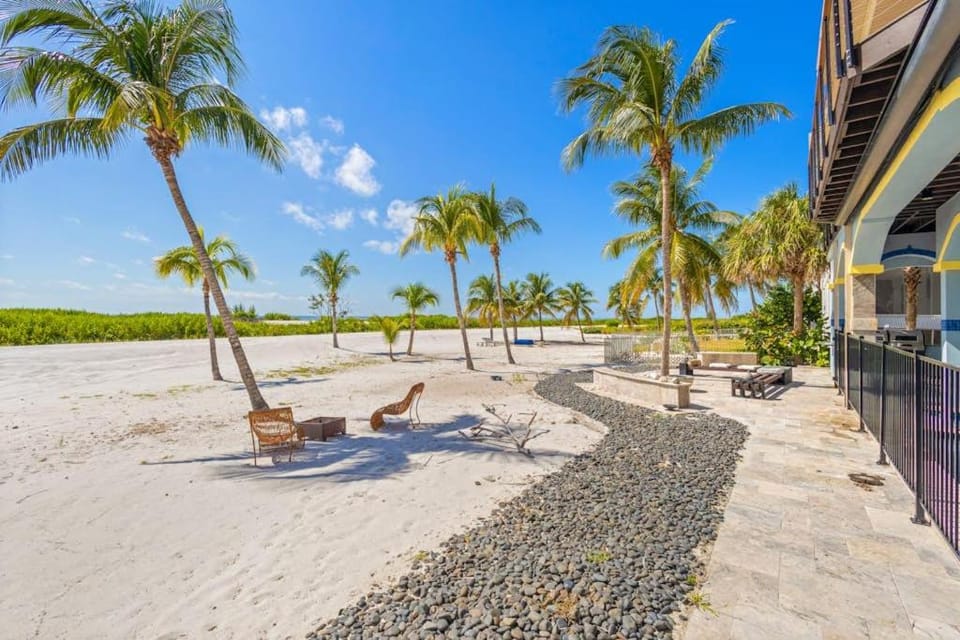 The Coastal Canvas House in Estero Island