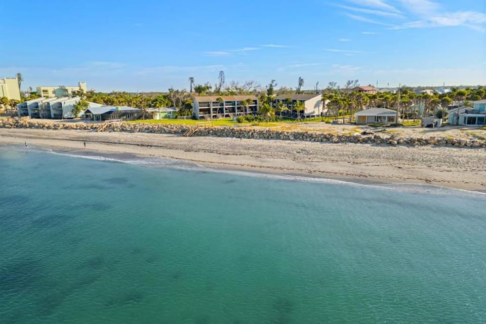 Salty Daze- The Oasis House in Manasota Key