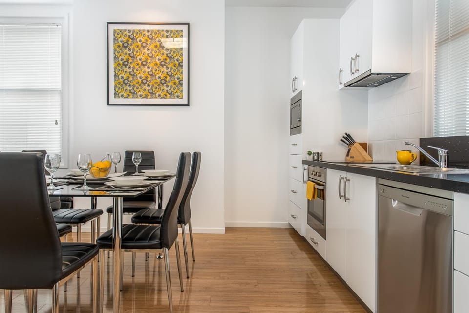 Kitchen or kitchenette, Dining area