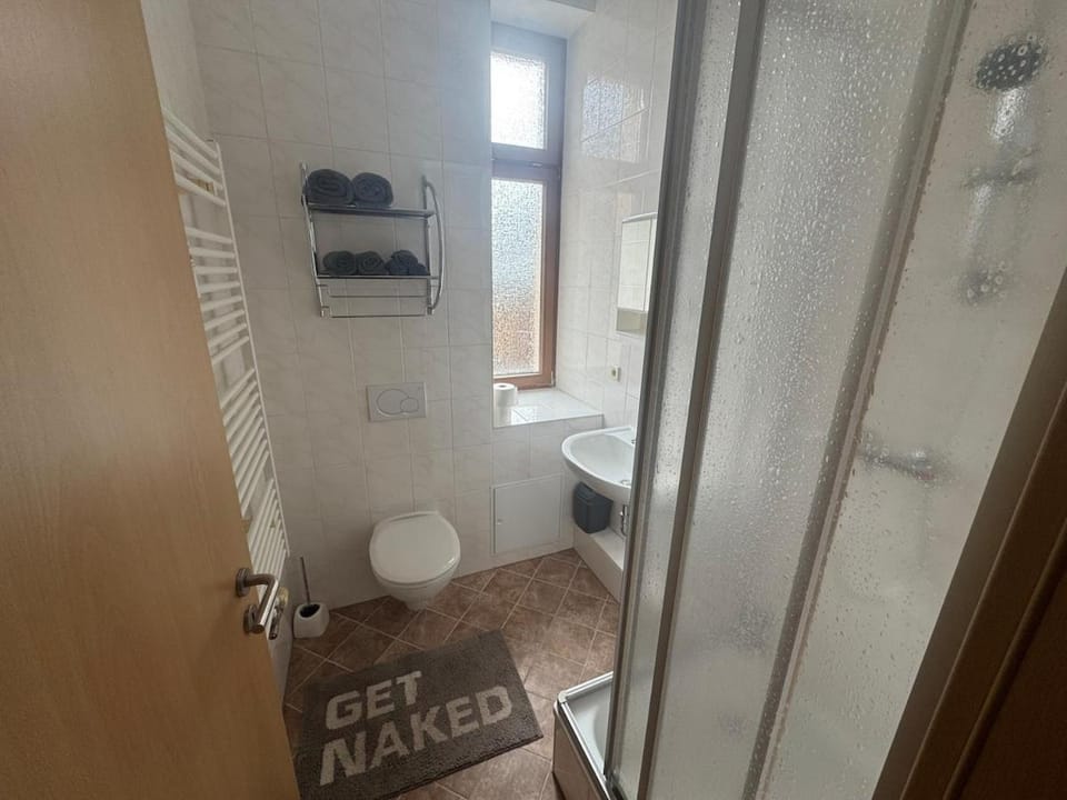 Shower, Toilet, Bathroom, towels