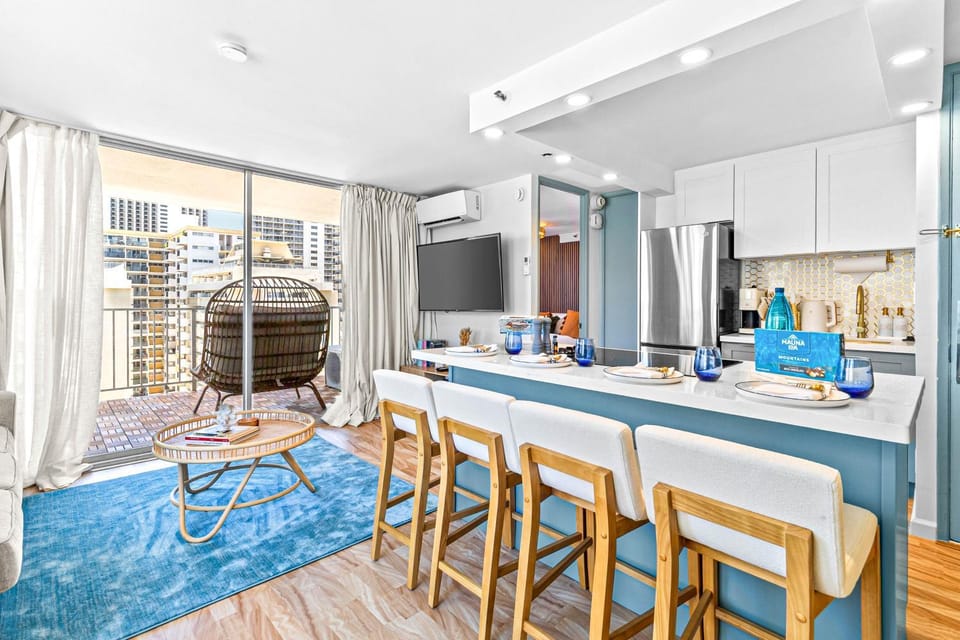 Luxury Waikīkī Condo - 1BR King Suite, Full Kitchen, Rooftop Pool, 700ft to Beach l Sea La Vie Apartment hotel in Honolulu
