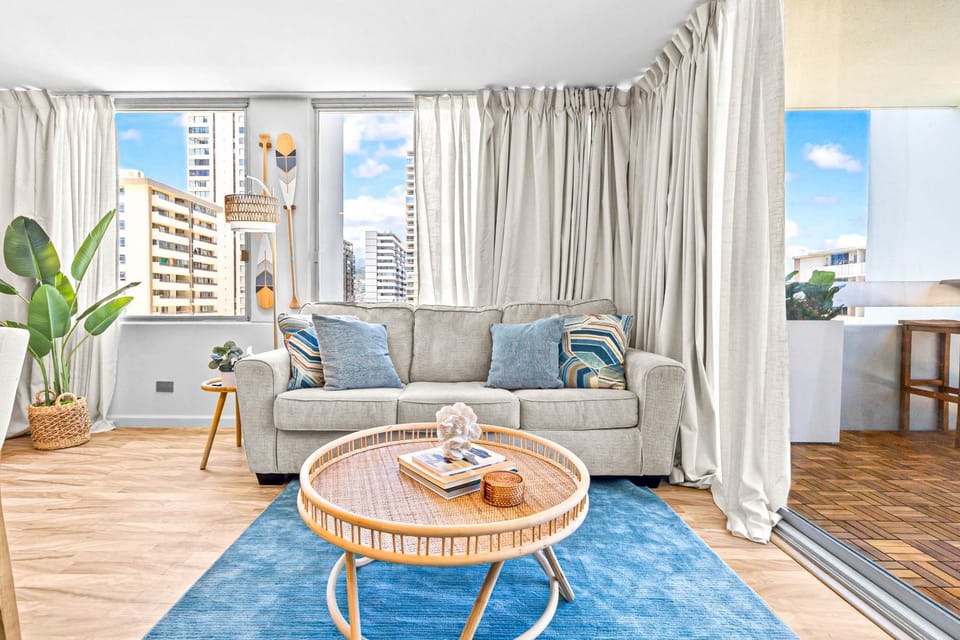 Luxury Waikīkī Condo - 1BR King Suite, Full Kitchen, Rooftop Pool, 700ft to Beach l Sea La Vie Apartment hotel in Honolulu