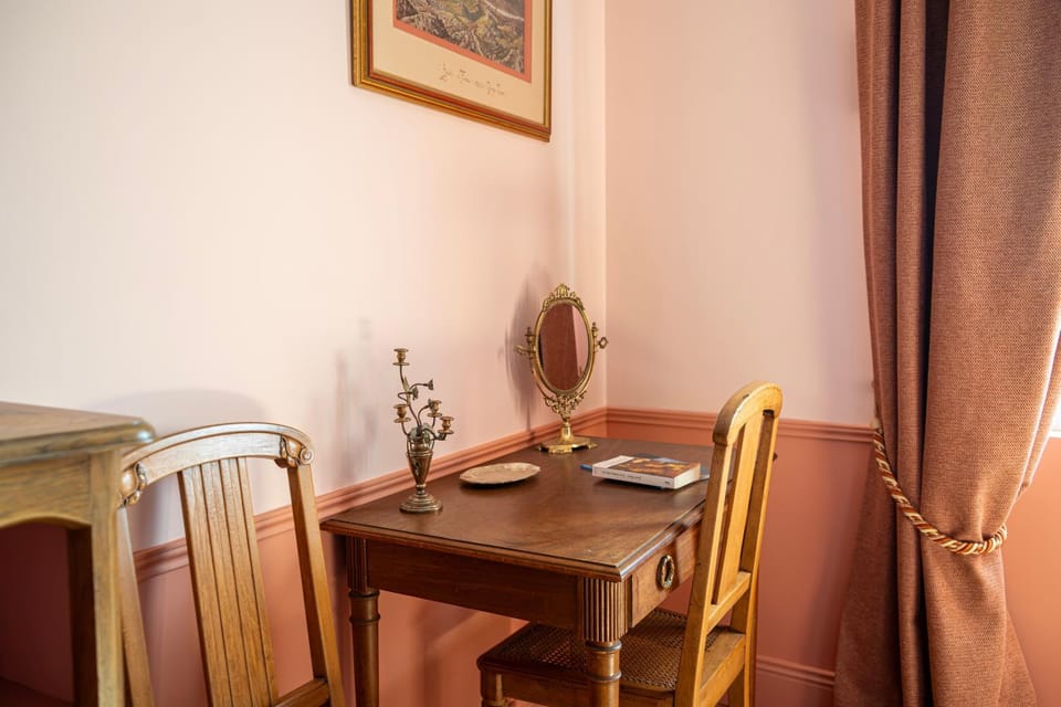 Seating area, Bedroom