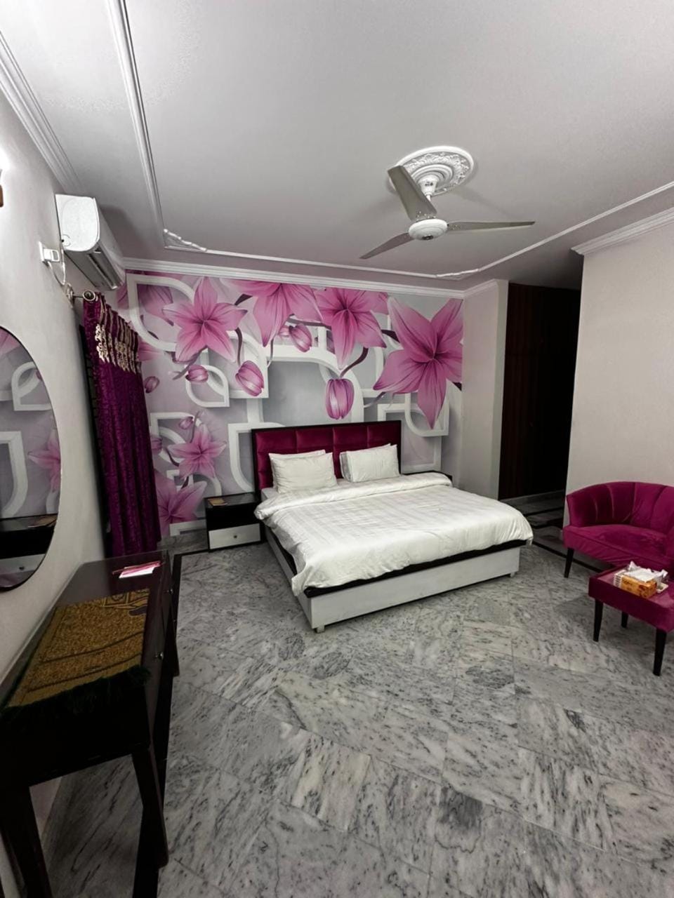 Bed, Living room, Photo of the whole room, Bedroom