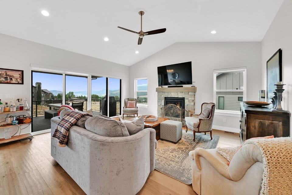 Stunner with Lake Mountain Views and Private Hot Tub House in Utah