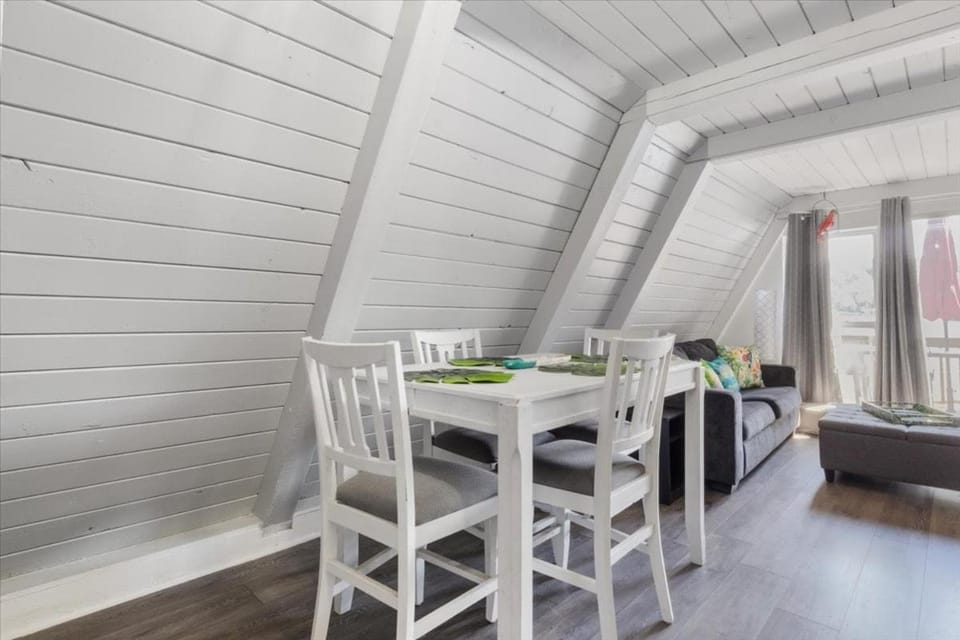 Seating area, Dining area