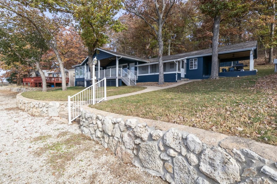 Property building, Facade/entrance, Day, Garden view