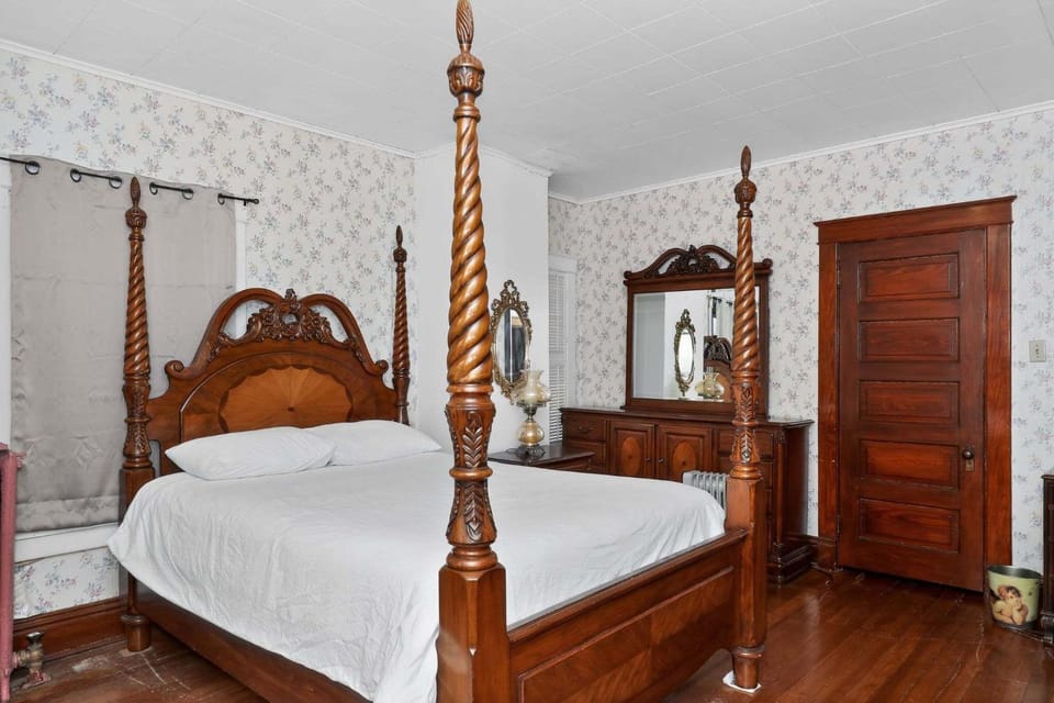 The Lamp Post Manor 5BR Historic Gem in Danville House in Danville