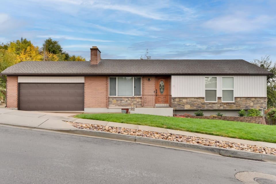 Mountain-View Retreat w/ Hot Tub in Centerville! House in Bountiful