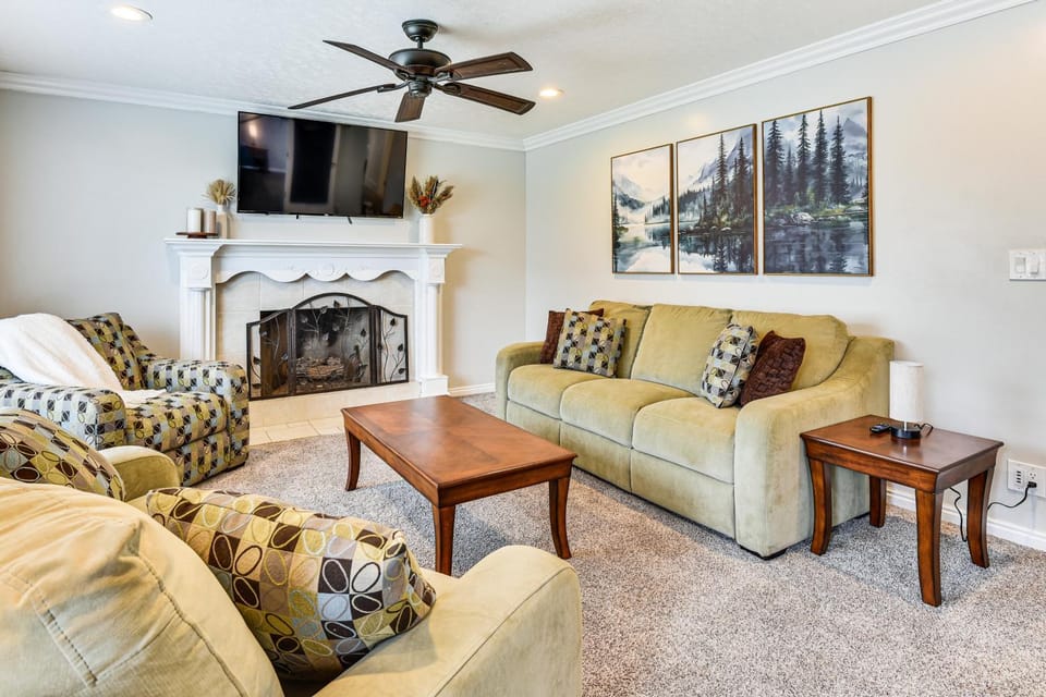 Mountain-View Retreat w/ Hot Tub in Centerville! House in Bountiful