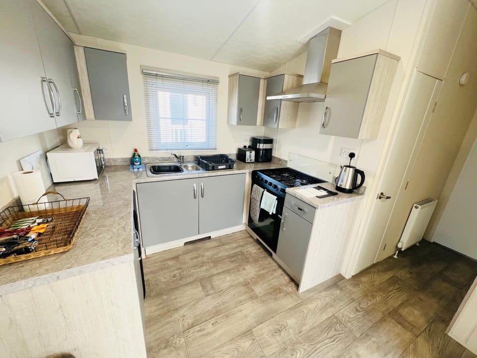 Coffee/tea facilities, microwave, oven, stove, kitchen