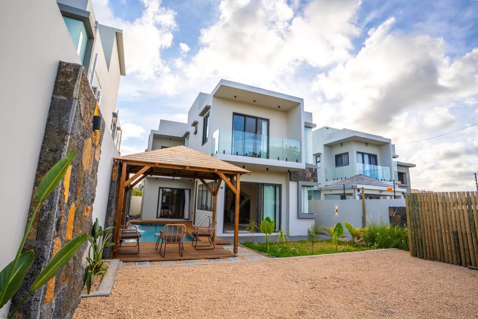 Property building, Garden, Swimming pool