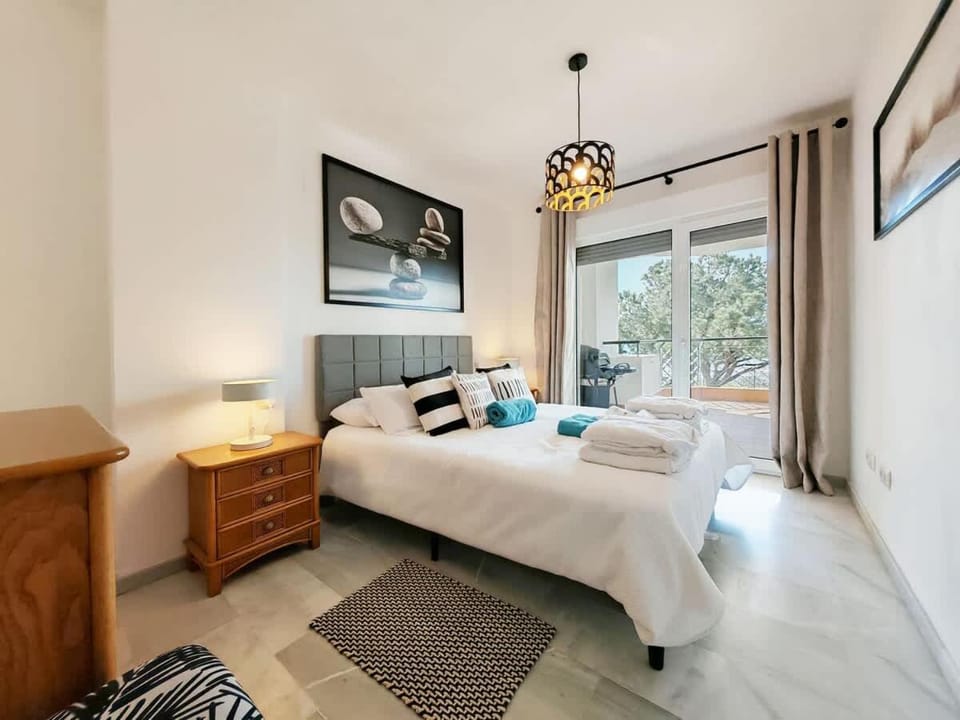 Sea View - Pool view - Beach Front - 25 meter to beach Apartment in Sitio de Calahonda
