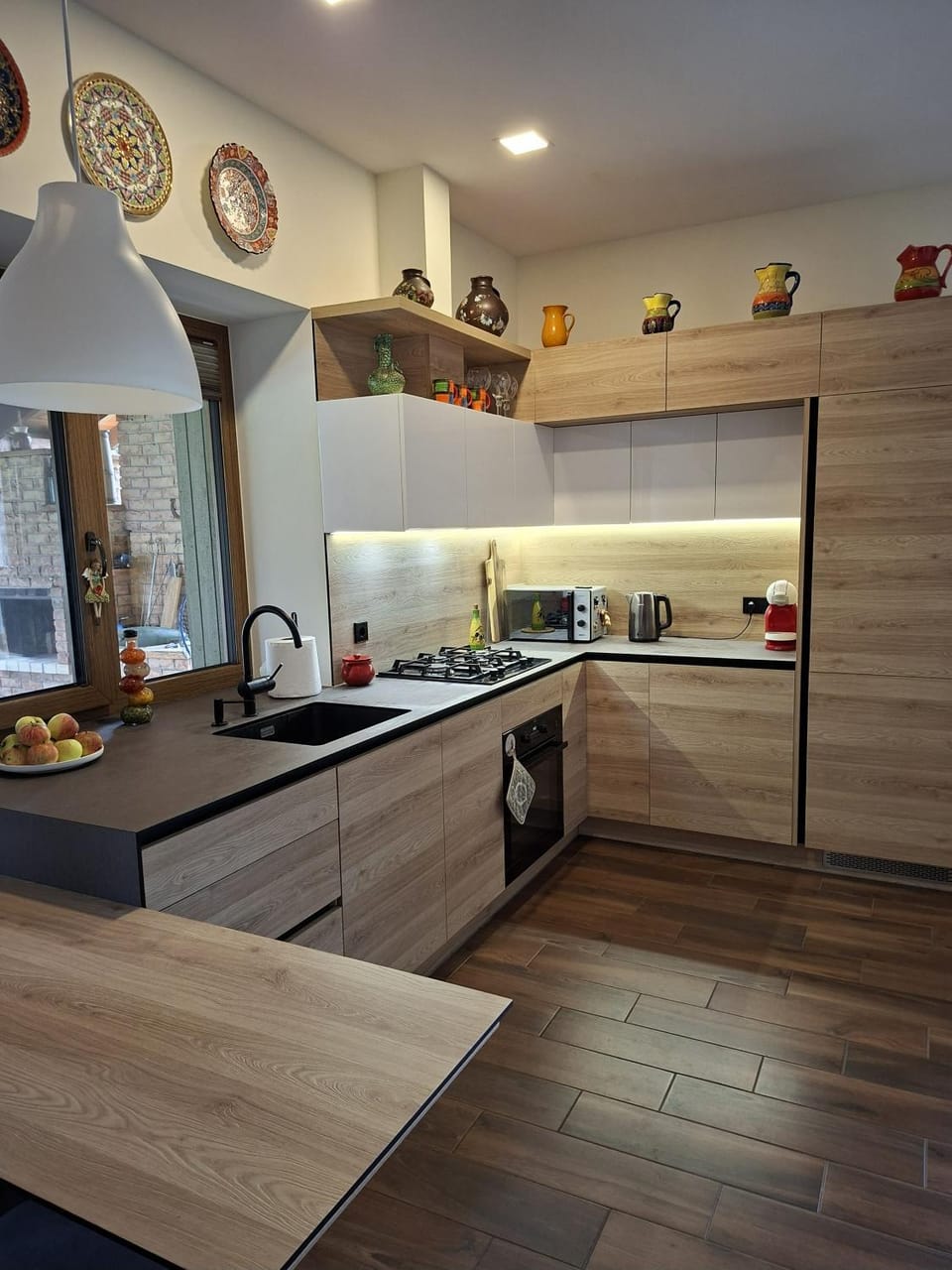 Kitchen or kitchenette, dishwasher, stove