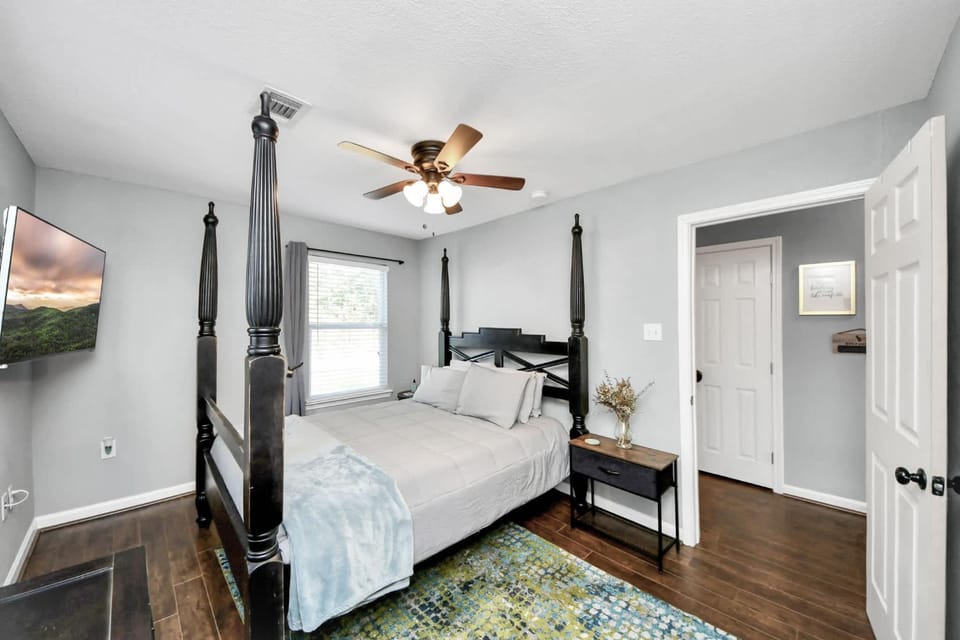Bed, TV and multimedia, Photo of the whole room, Bedroom