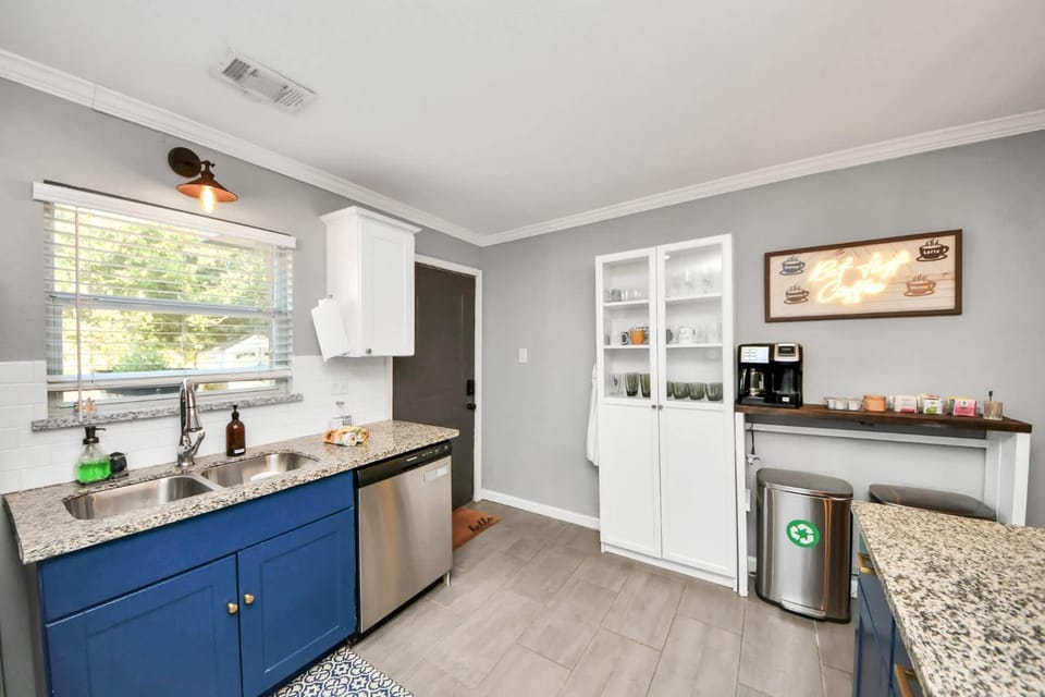 Coffee/tea facilities, Kitchen or kitchenette, dishwasher