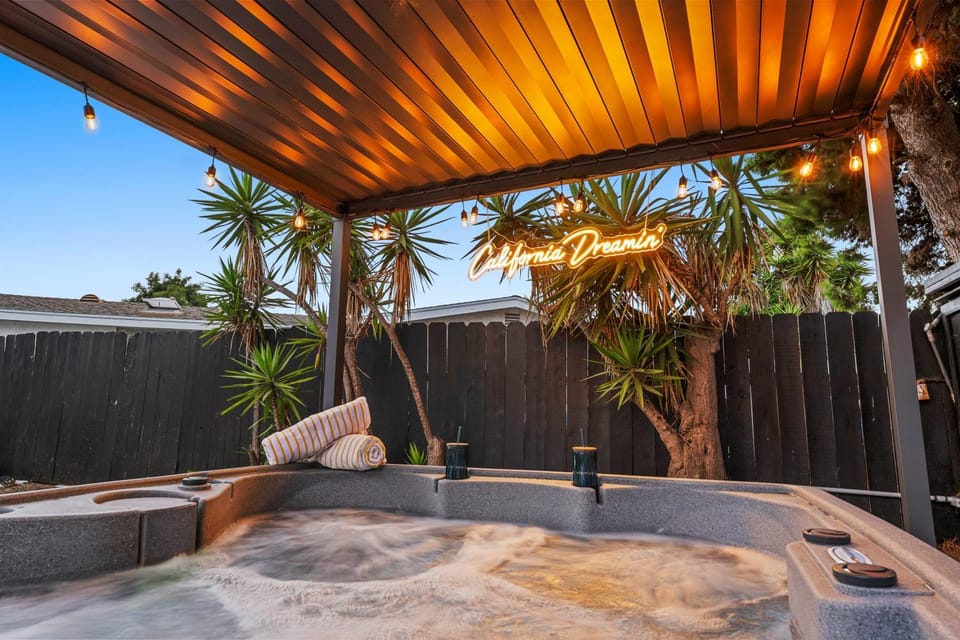 Hot TubPoolFire Pit10 Mins to Beach House in San Diego