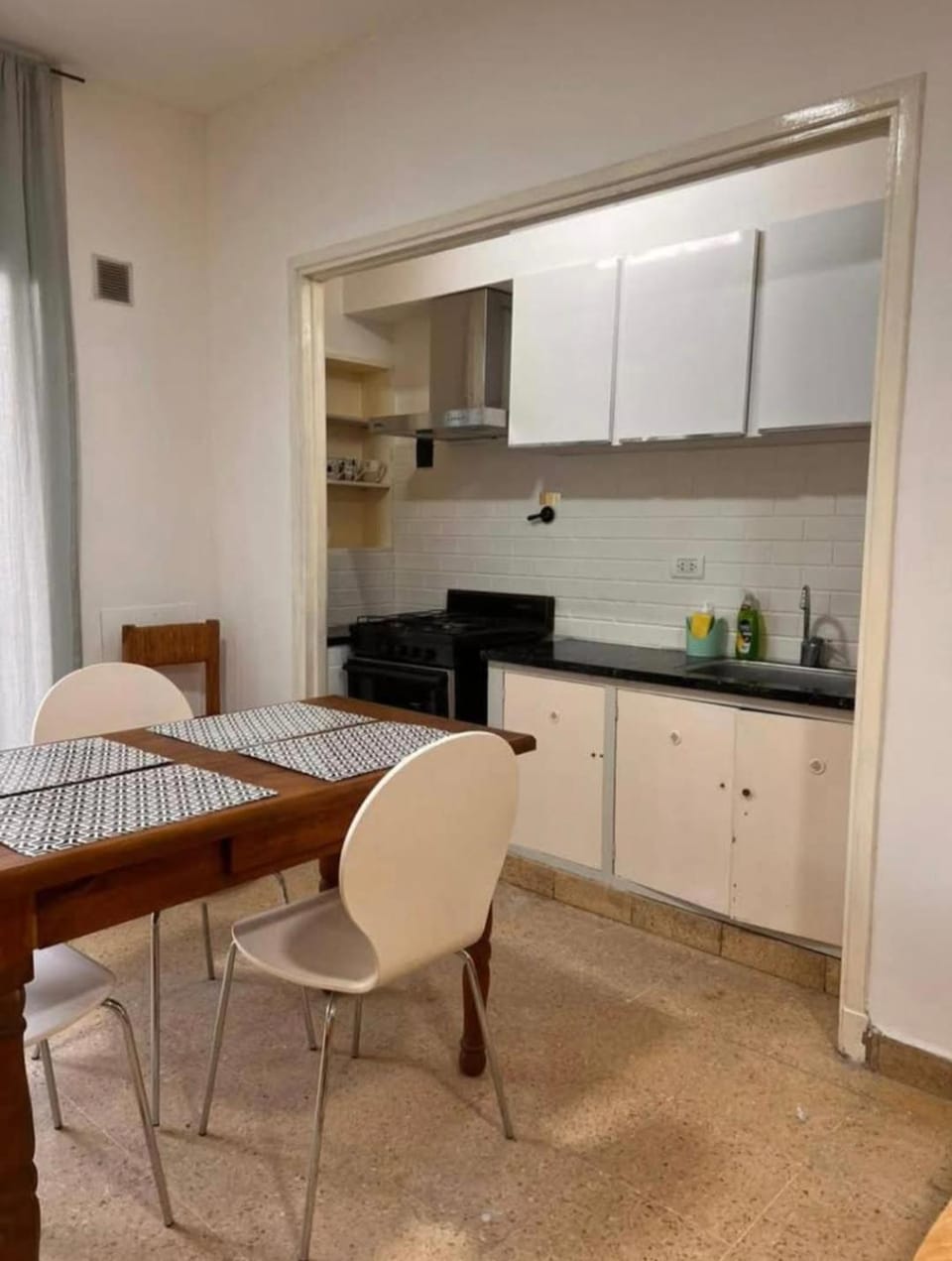 Kitchen or kitchenette, Dining area